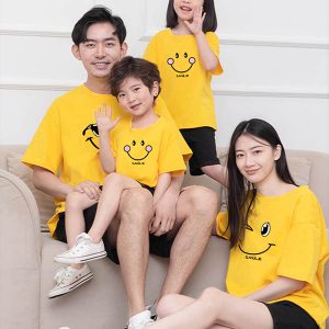 Đồng phục gia đình màu vàng