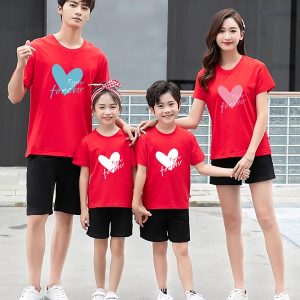 Áo gia đình màu đỏ trái tim