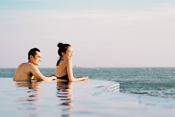 Tắm biển relax tại bãi Ông Địa