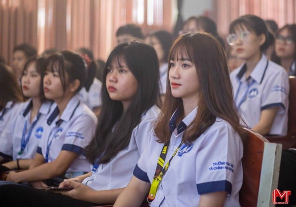 Đồng phục trường đại học tài chính Marketing