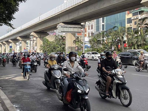 Người dân nội thành có thể đến Đầm Sen bằng xe máy để chủ động thời gian di chuyển