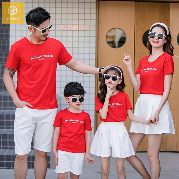 Bộ quần áo gia đình mùa hè cho 4 người, phối áo phông đỏ quần short và chân váy màu trắng