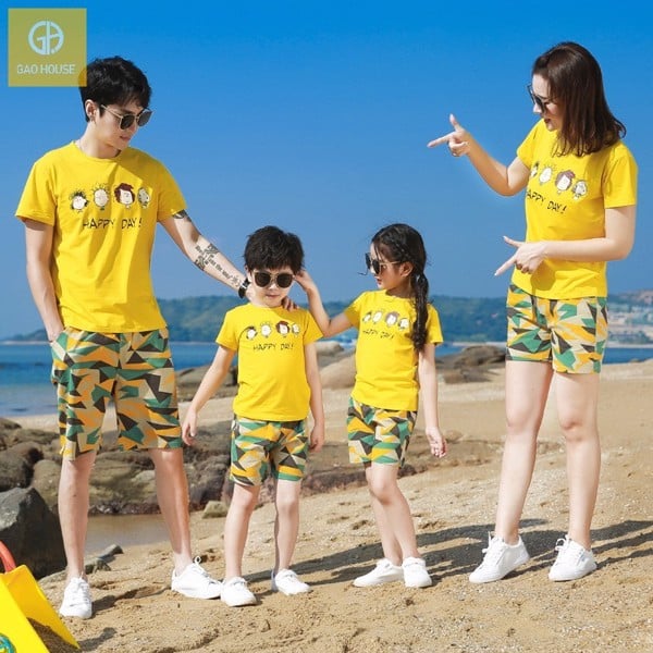 Mẫu áo gia đình đi biển cổ tròn màu vàng in hình họa tiết trước ngực