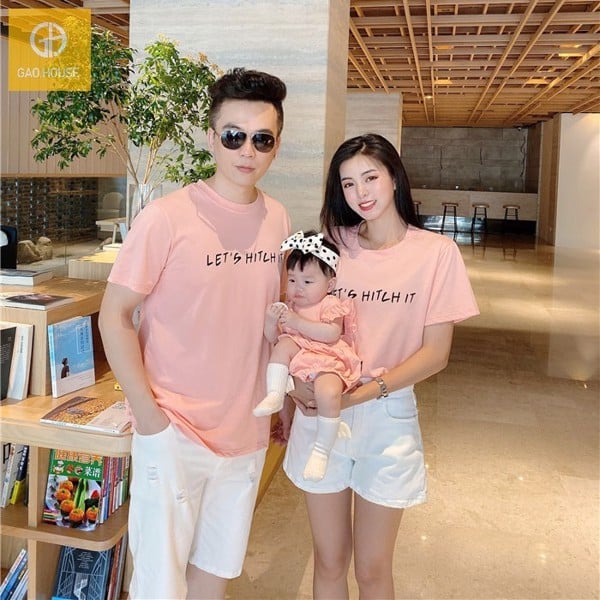 Mẫu áo gia đình 3 người màu hồng Pastel thiết kế tối giản