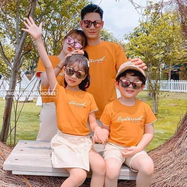 Bộ quần áo gia đình 4 người đi dã ngoại màu cam nổi bật