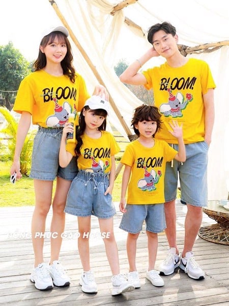 áo gia đình màu vàng quần jean demin