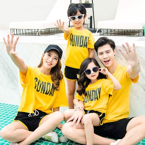 Set áo gia đình Sunday màu vàng cho nhà 4 người đi biển, dạo phố hoặc dã ngoại
