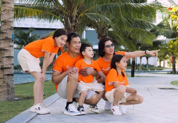 Đồng phục màu cam cho đại gia đình