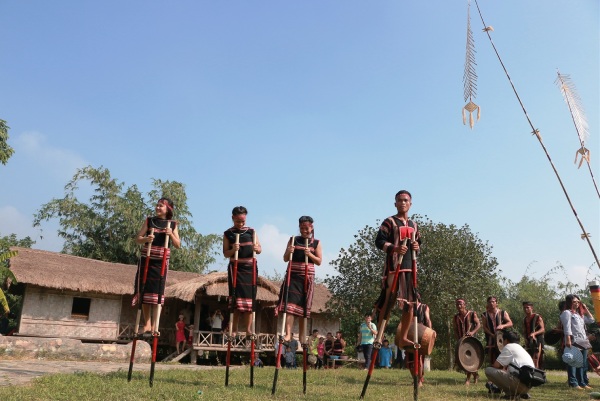 Tham gia trò chơi cà kheo của người bản địa