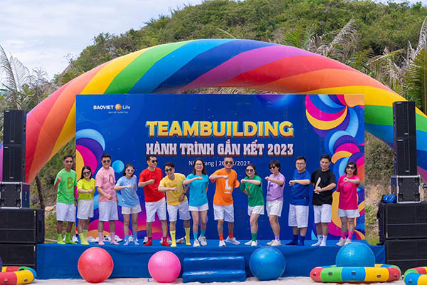 Mặc áo đồng phục nhóm teambuilding