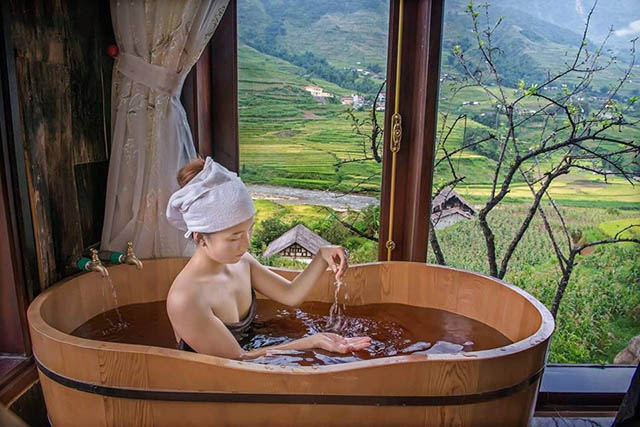 Tắm nước thuốc relax ở bản Tả Phìn