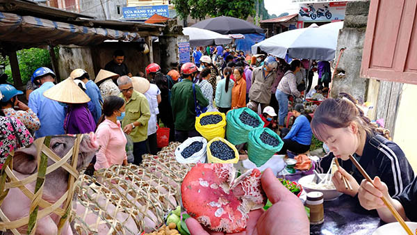 Tham gia chợ phiên của người Lào