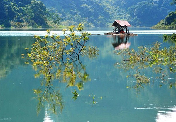 Cảnh sắc hữu tình tại hồ Thang Hen