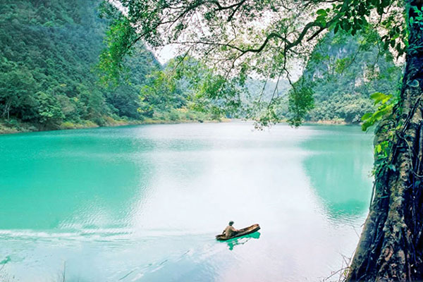 Vẻ đẹp hồ Thang Hen