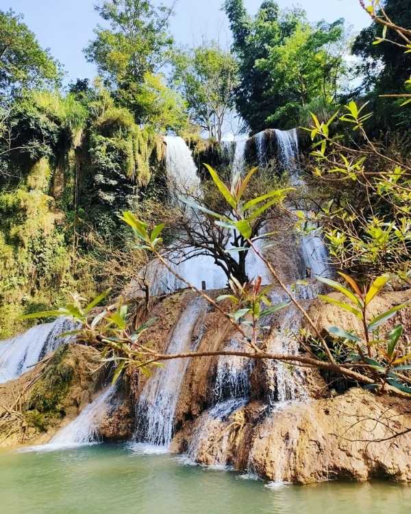 thác dải yếm cầu kính
