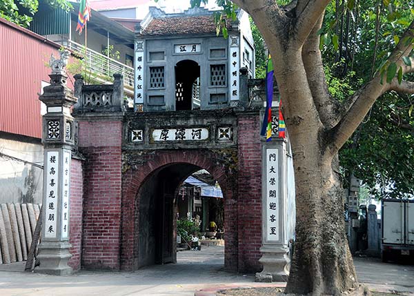 Du lịch check-in cổng làng Thổ Hà