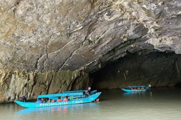 cửa hang phong nha kẻ bàng cao rộng