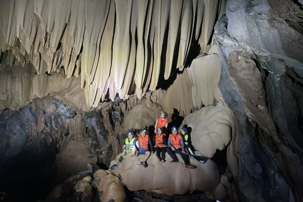 sông chày hang tối