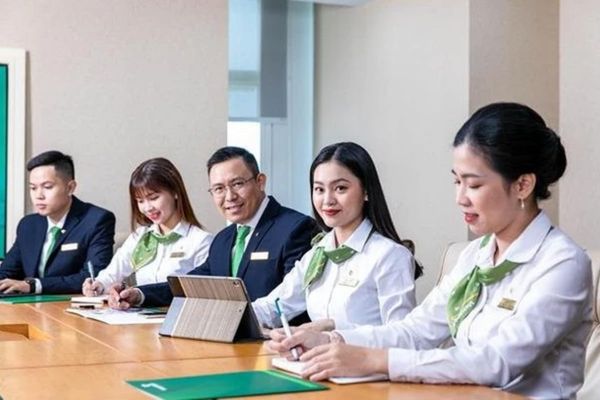 nhân viên mặc đồng phục Vietcombank