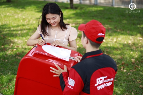 hình in logo đồng phục giao hàng j&t