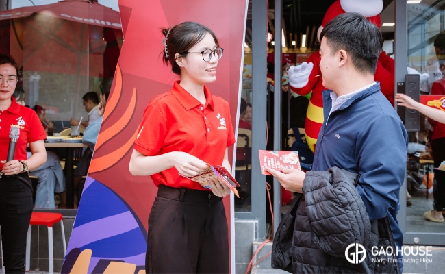 áo thun đồng phục có cổ jollibee