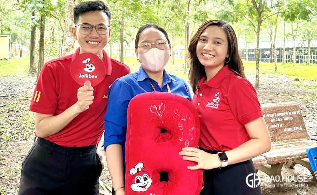 đồng phục quán ăn jollibee