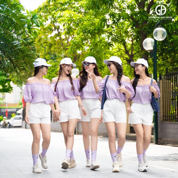 Áo nhóm đũi tím trễ vai phối quần short trắng