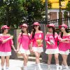 Áo nhóm nữ thiết kế trễ vai trên nền vải đũi mịn nhẹ, tạo cảm giác thoáng mát và bay bổng.