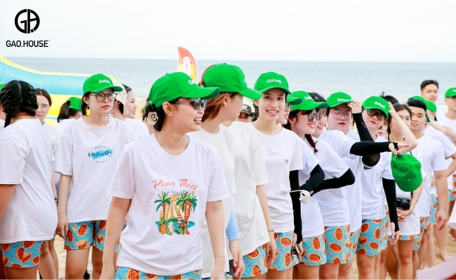Áo đi biển công ty phối slogan sáng tạo nổi bật