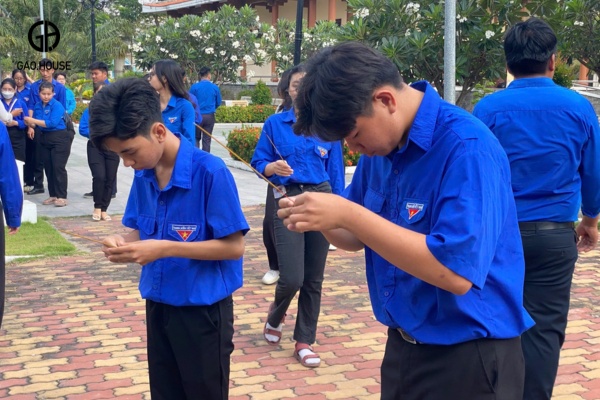 Áo đoàn màu xanh của trường cấp 3 Lê Minh Xuân