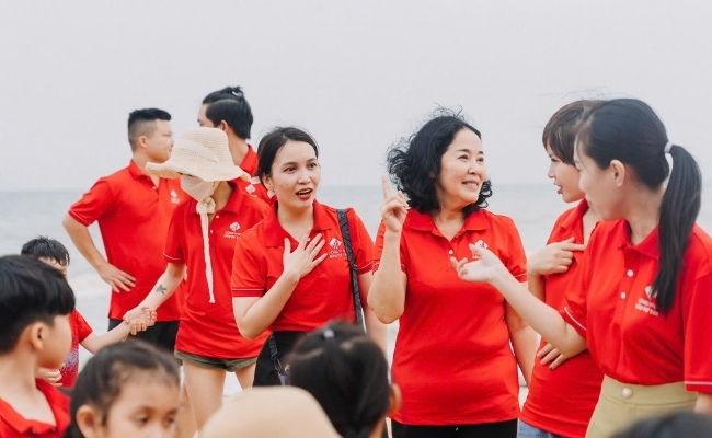 Áo đồng phục công ty đi biển mau đỏ nổi bật
