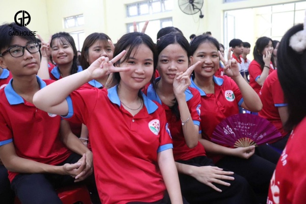 Áo đồng phục trường Lê Minh Xuân thiết kế tinh giản