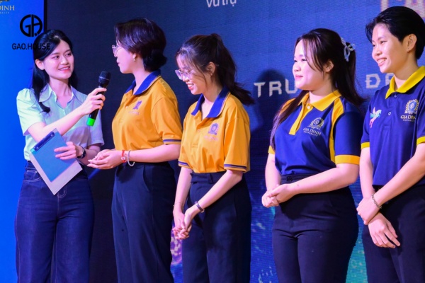 Áo được thiết kế màu vàng tươi pha xanh than