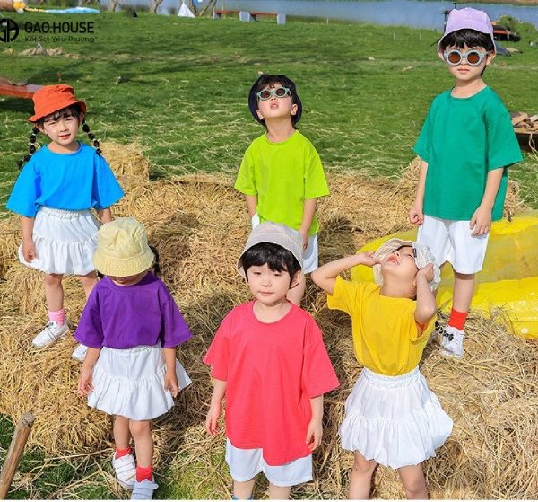Áo nhóm sắc màu trẻ con đi chơi