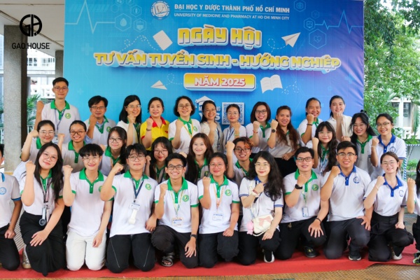 Áo polo đồng phục màu trắng phối cổ xanh