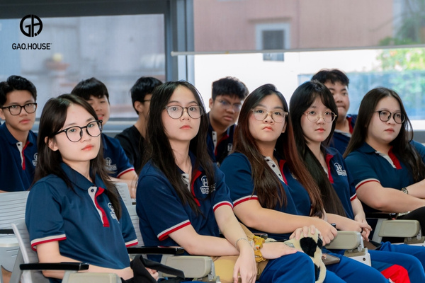 Áo polo đồng phục trường quốc tế màu xanh than phối viền đỏ
