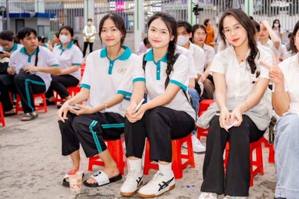 Áo thun đồng phục thể dục của đại học giao thông vận tải tp hcm