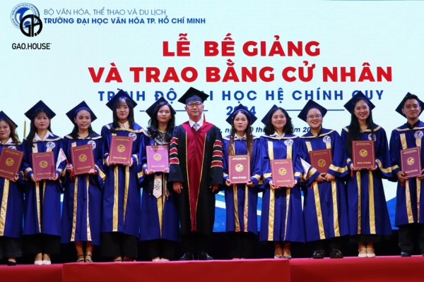 Áo tốt nghiệp của HCMUC