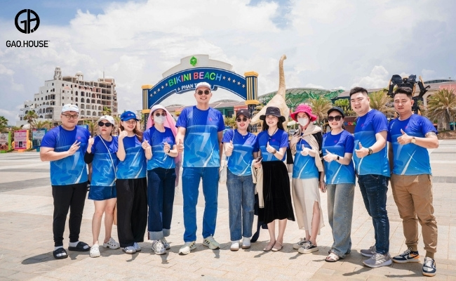 Đồng phục công ty đi biển mang sắc thái mùa hè