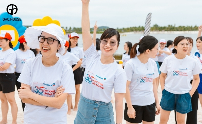 Đồng phục công ty đi biển nhóm nam nữ phối hợp