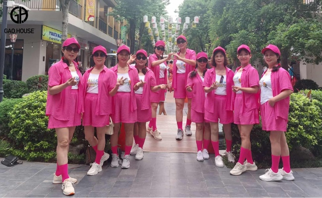 Đồng phục du lịch team building hồng tươi tắn