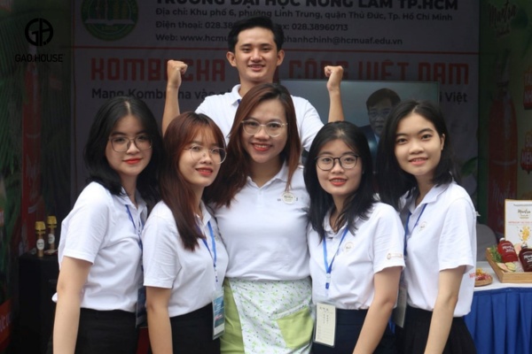 Đồng phục NLU – Hình ảnh gần gũi gắn liền tuổi trẻ sinh viên