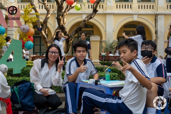 Đồng phục trường thpt chuyên trần đại nghĩa lấy gam màu xanh và trắng