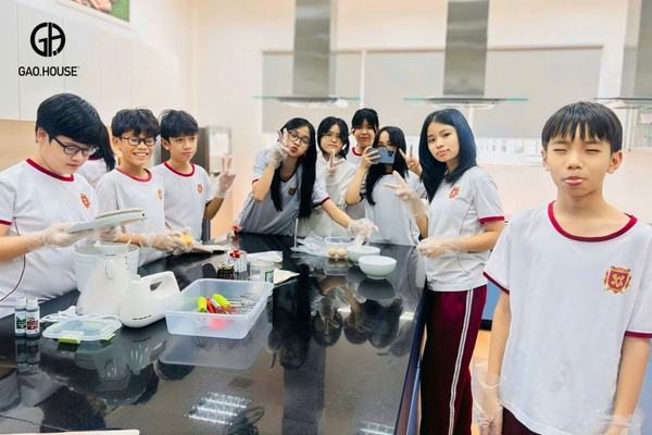 Đông phục trường Việt Úc cổ tròn màu trắng
