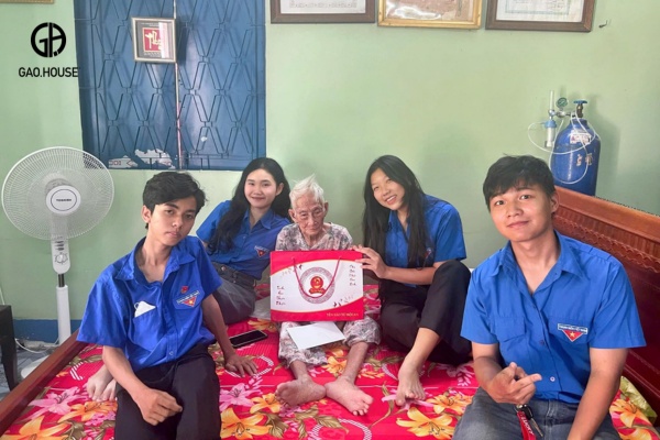 Mẫu áo đoàn viên của trường THPT Lê Minh Xuân