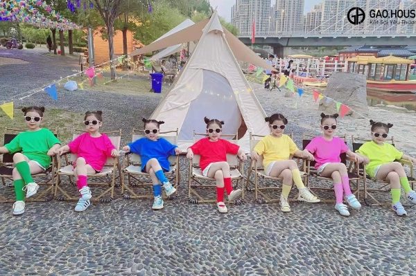 Mẫu áo đồng phục nhóm bảy sắc cầu vồng cho trẻ em