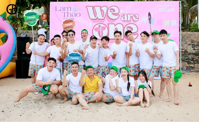 Mẫu đồng phục công ty đi biển cho team trẻ trung