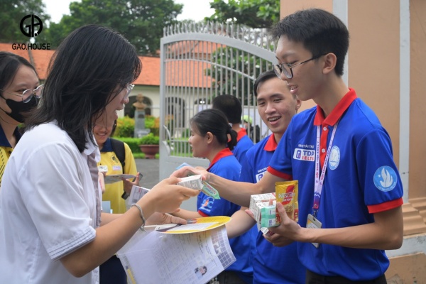 May áo phông đồng phục trường UMP màu xanh