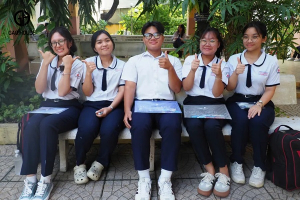 Quần tây dành cho nam sinh và váy dành cho nữ sinh