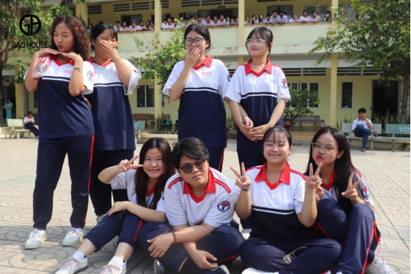 Thiết kế áo thun đồng phục cổ bẻ V năng động